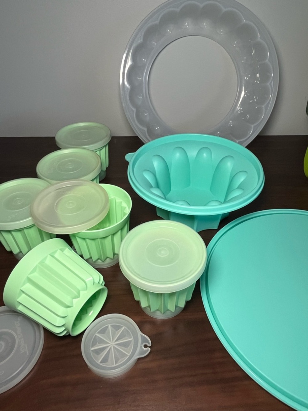 Iconic vintage Tupperware fluted Jello mold set with 6 individual mold. - Picture 4 of 15